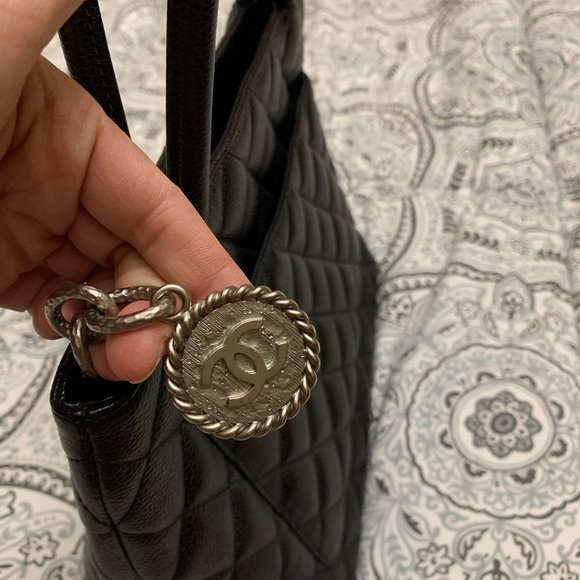 Chanel Caviar Medallion tote. Excellent condition, no rip, tear, well kept. - Picture 12 of 12